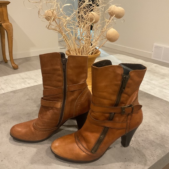 Browns  Brown Weathered look heeled boots with Suede lining . Made in Italy. - Picture 2 of 7